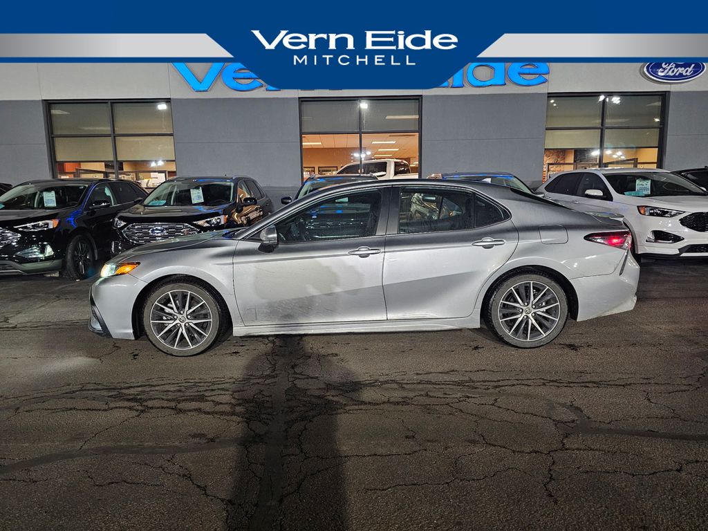 2023 Toyota Camry SE's photo