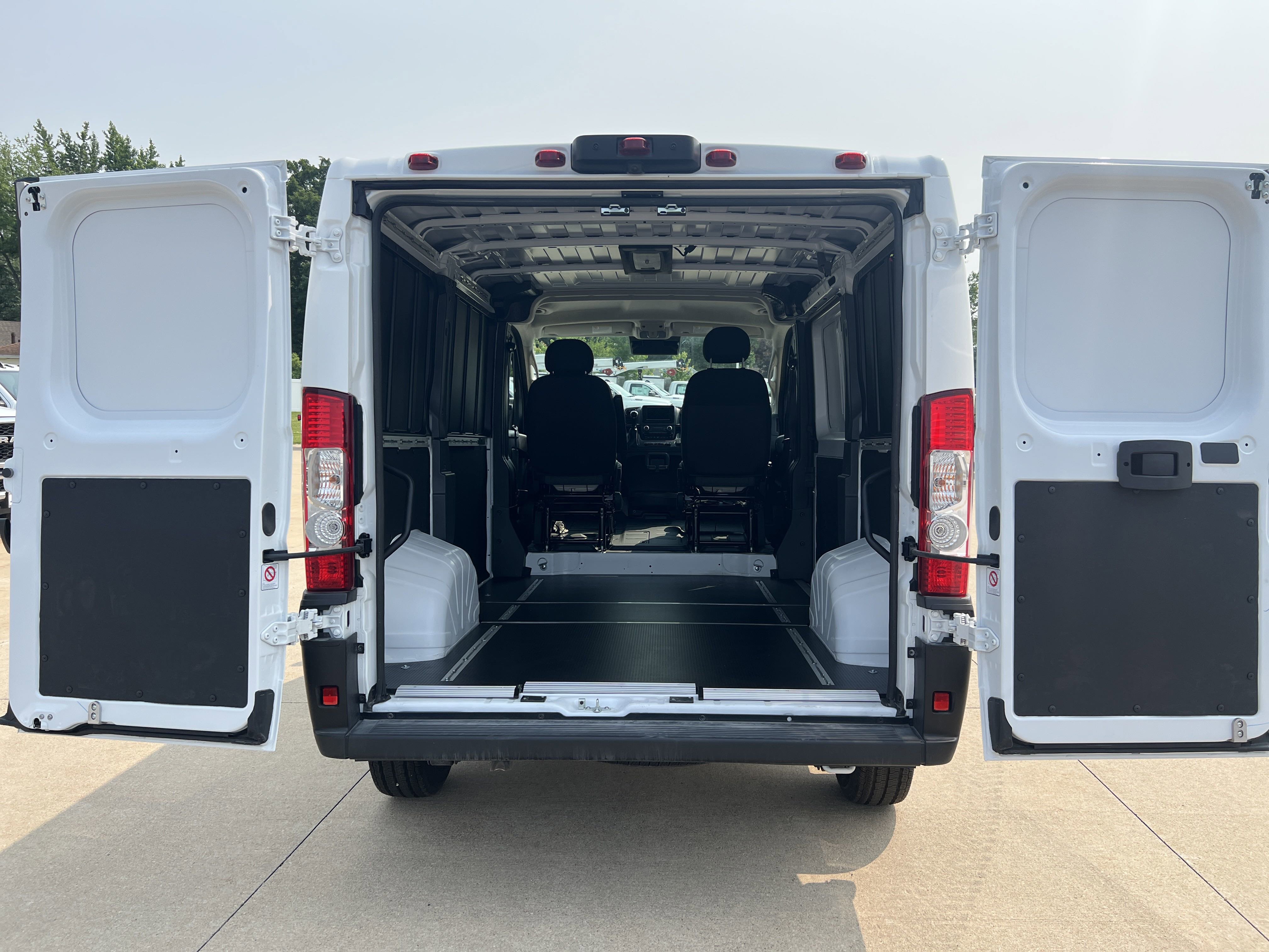2025 Ram ProMaster 1500 Tradesman photo 3