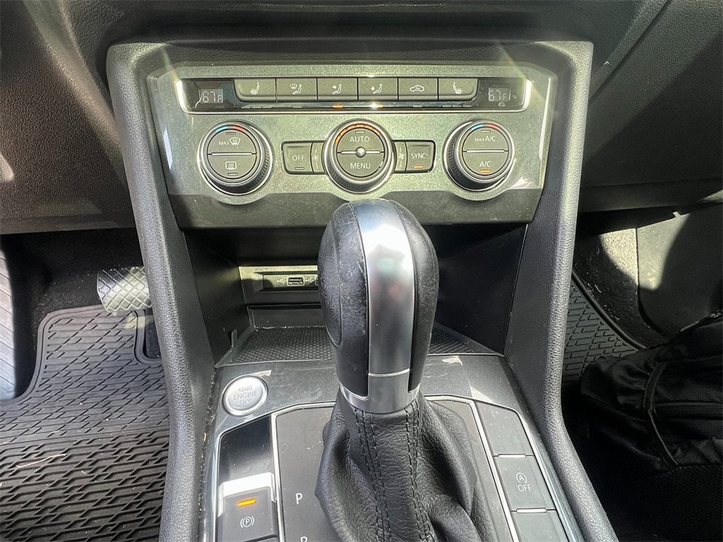 2019 Volkswagen Tiguan SEL R-Line photo 9