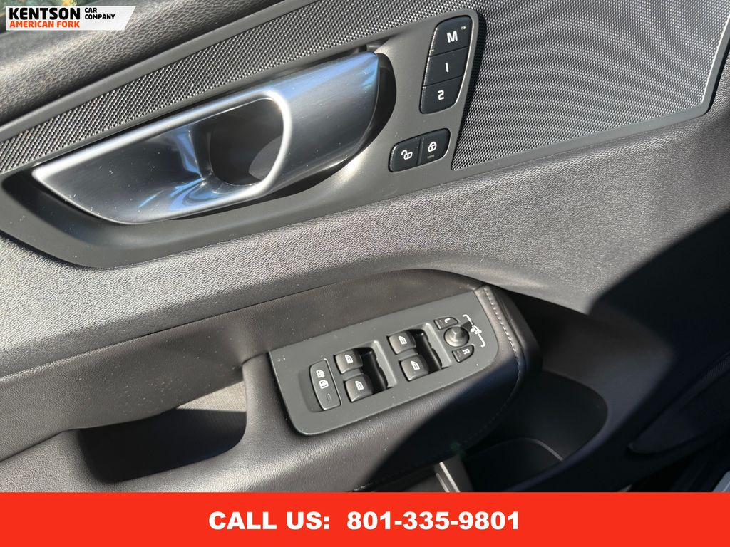 2025 Volvo XC60 B5 Plus photo 22