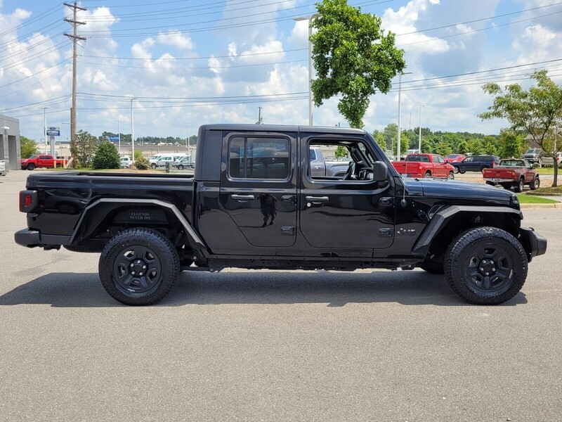 2021 Jeep Gladiator Sport photo 2