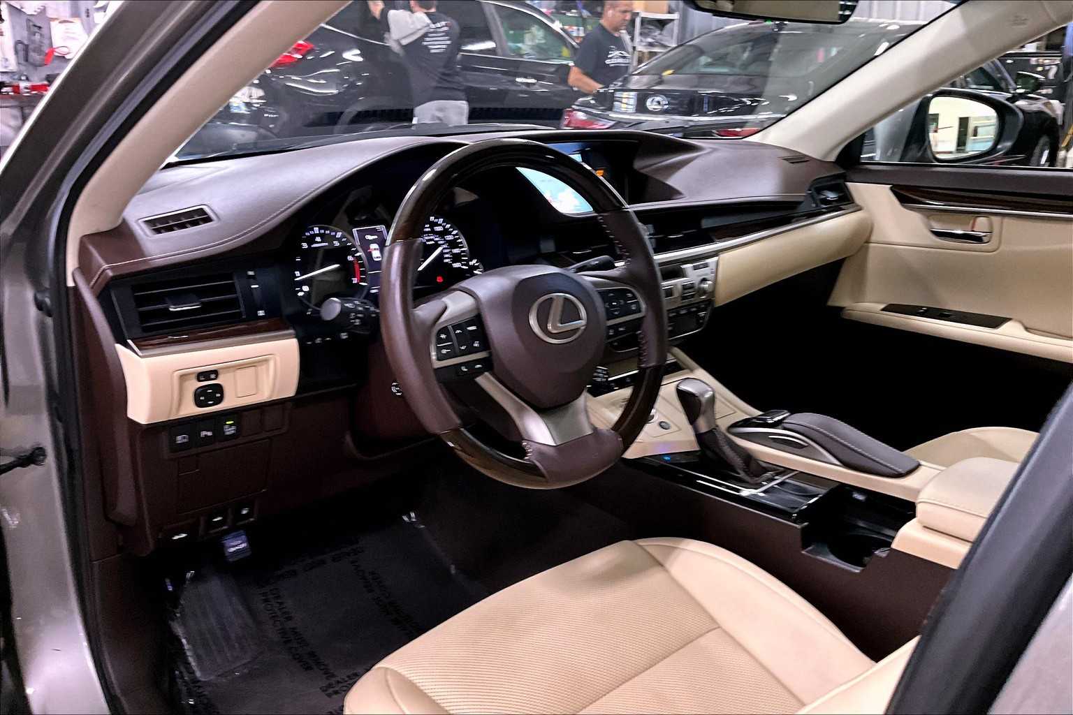 2017 Lexus ES 350 photo 16