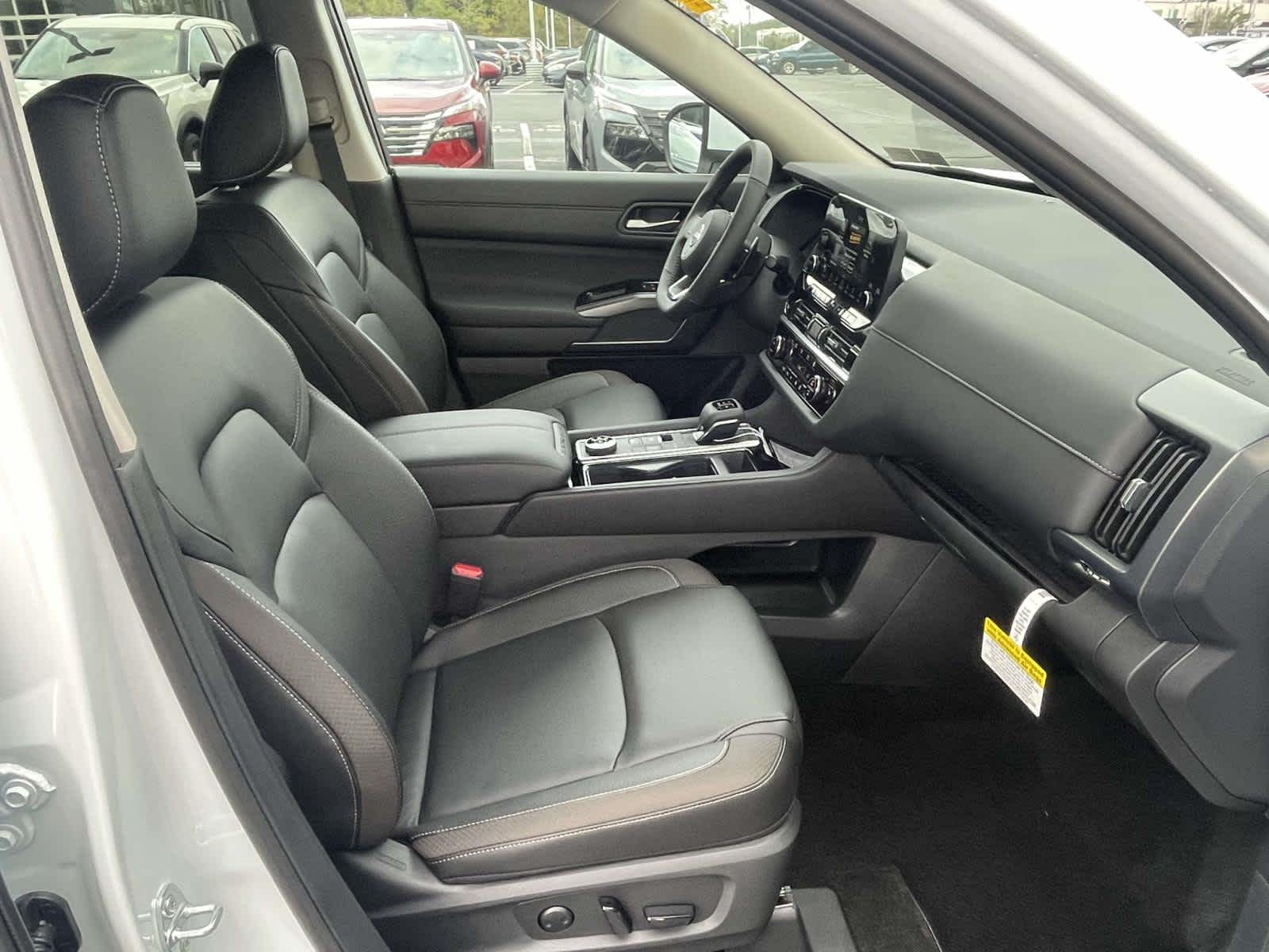 2025 Nissan Pathfinder SL photo 16