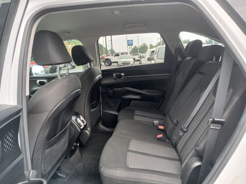 2023 Kia Sorento LX photo 10