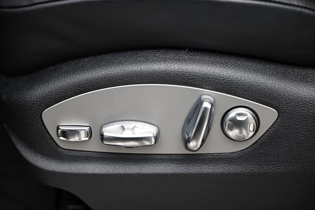 2025 Porsche Macan T photo 26