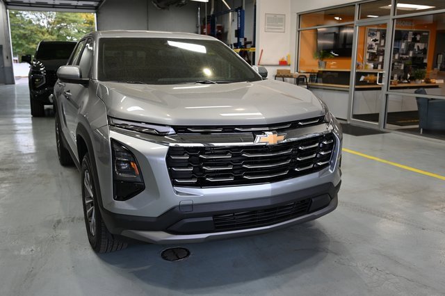 2026 Chevrolet Equinox LT photo 2