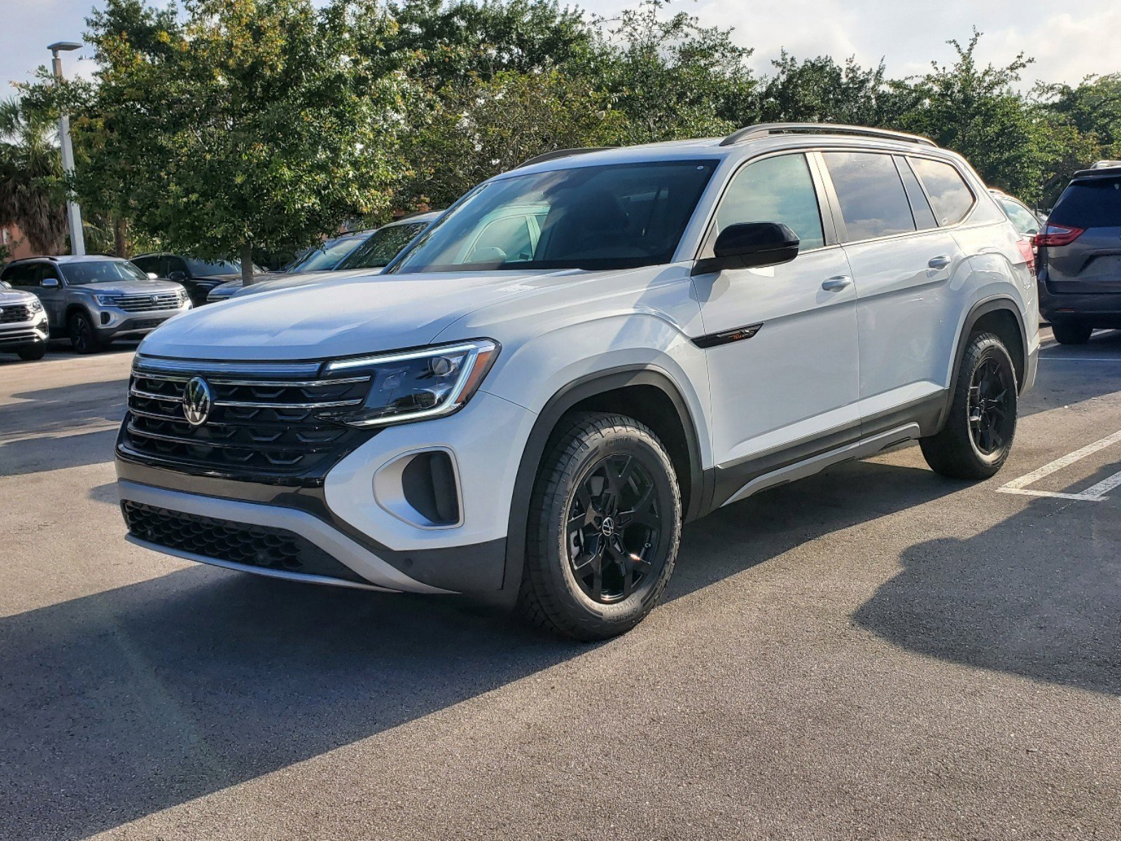 2025 Volkswagen Atlas Peak Edition SE photo 3