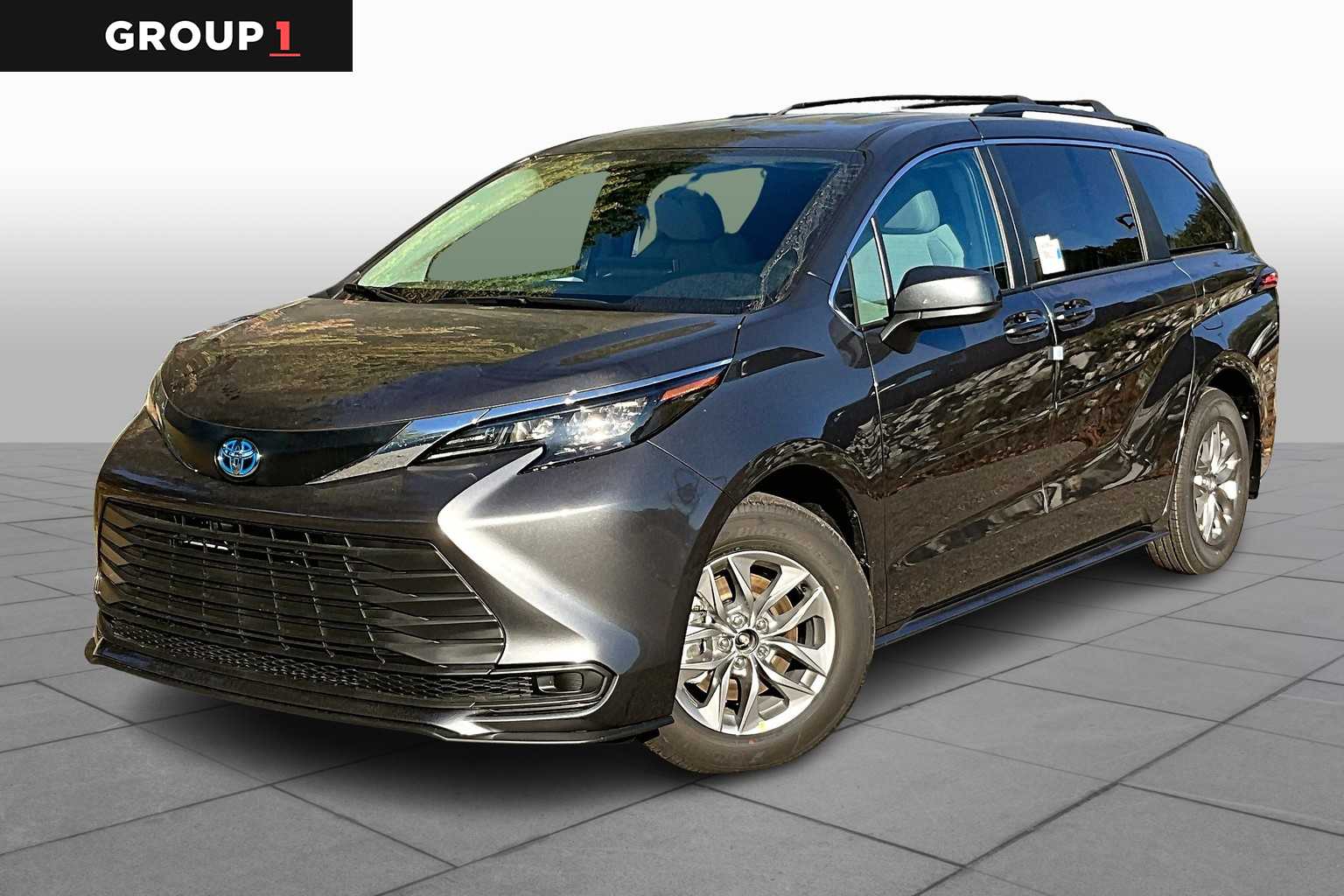 2025 Toyota Sienna LE photo 2