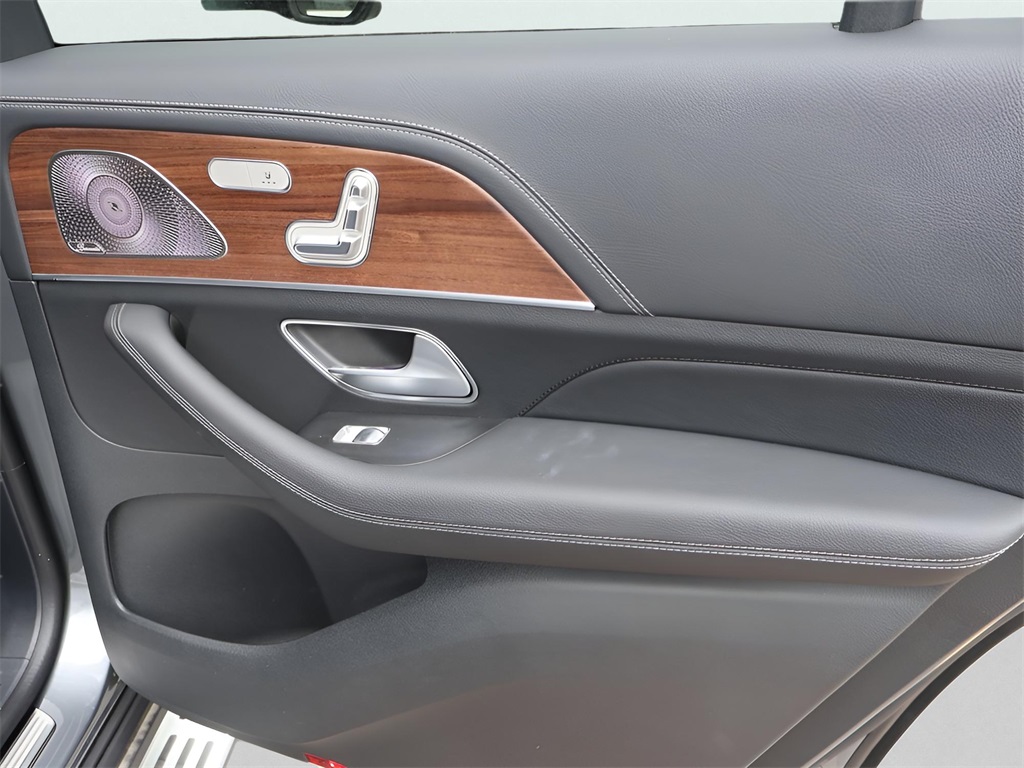2025 Mercedes Benz GLS 580 4MATIC photo 12