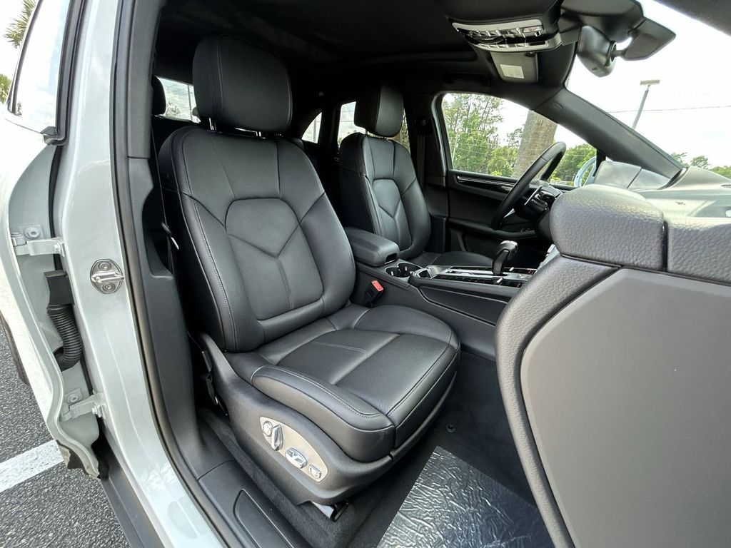 2025 Porsche Macan Base photo 28