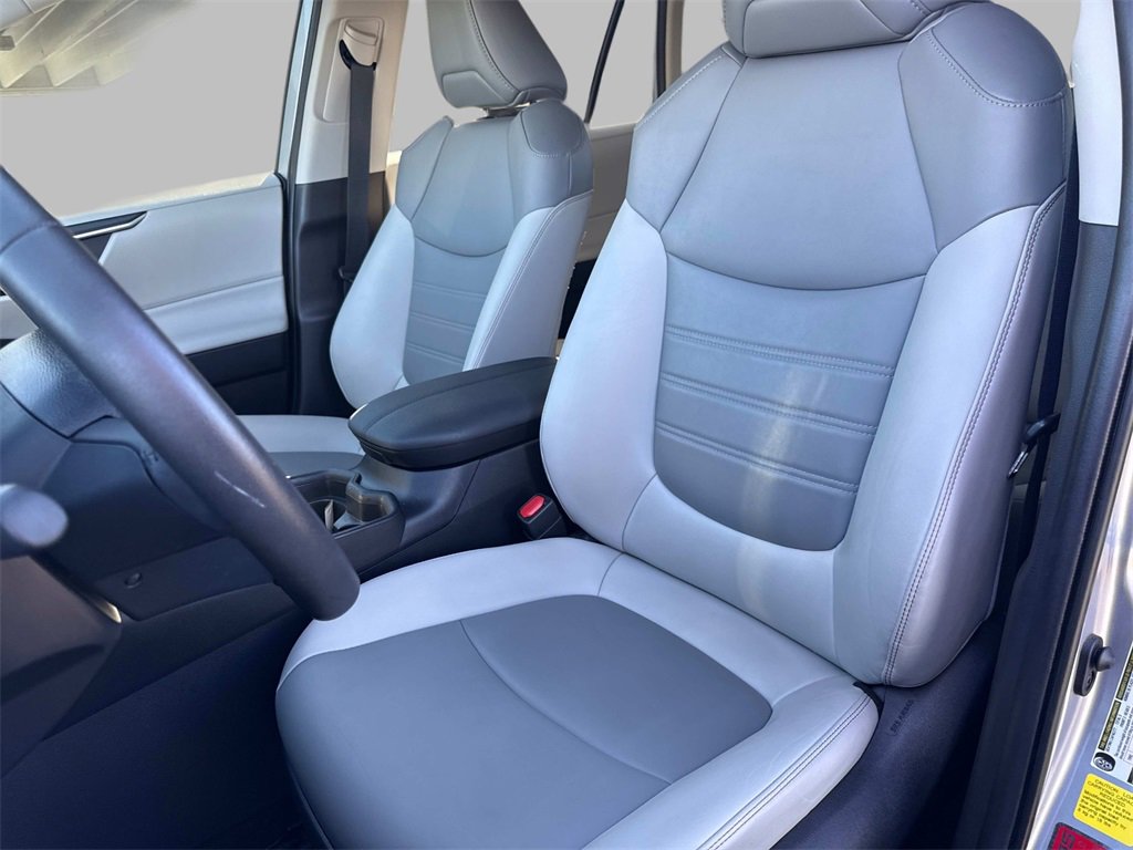 2020 Toyota RAV4 XLE Premium photo 17