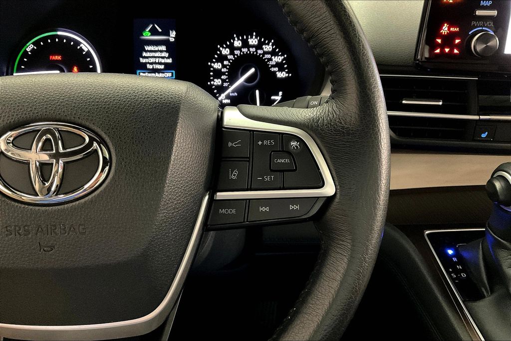 2023 Toyota Sienna XLE photo 17