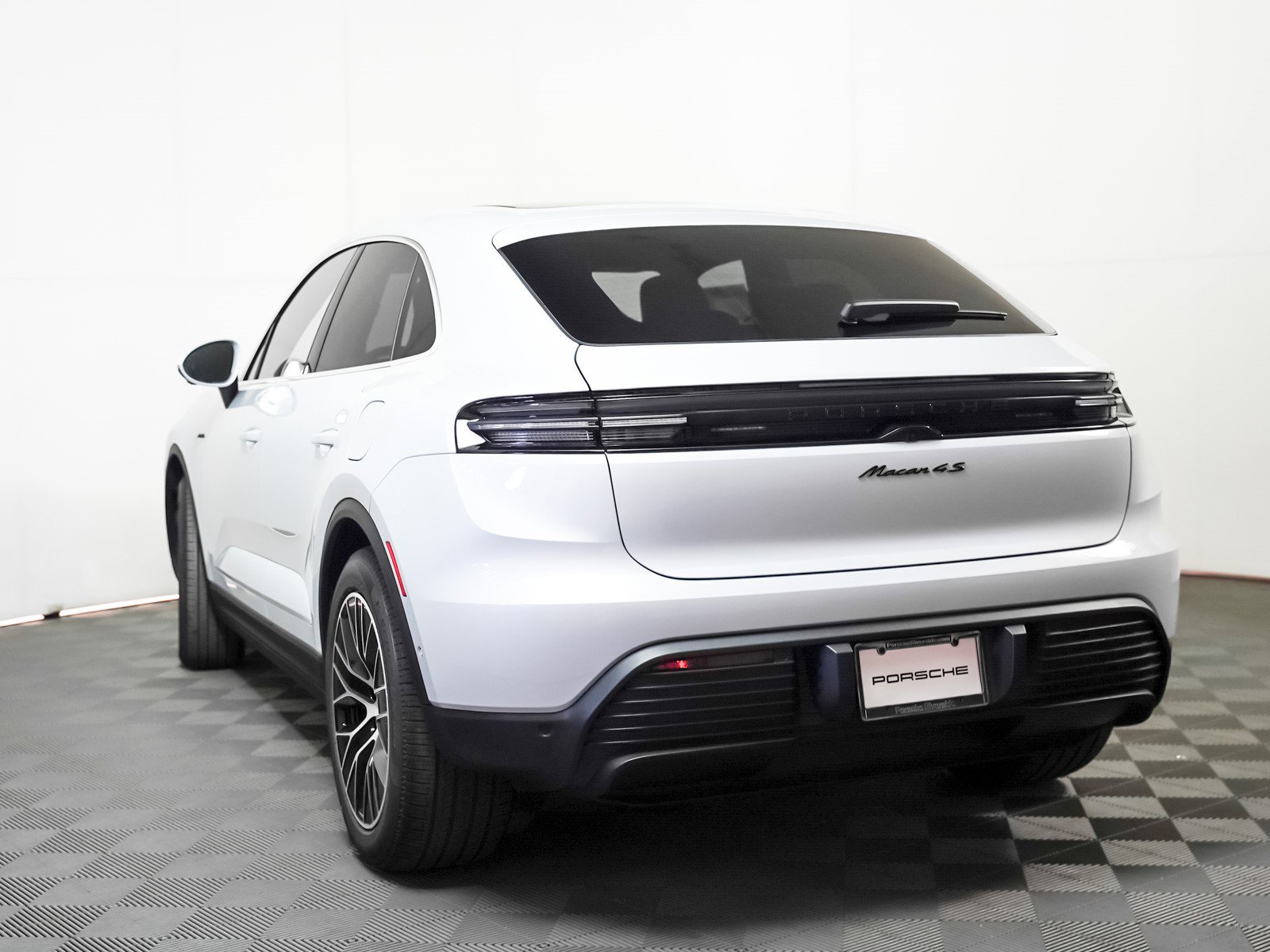 2025 Porsche Macan Electric photo 3