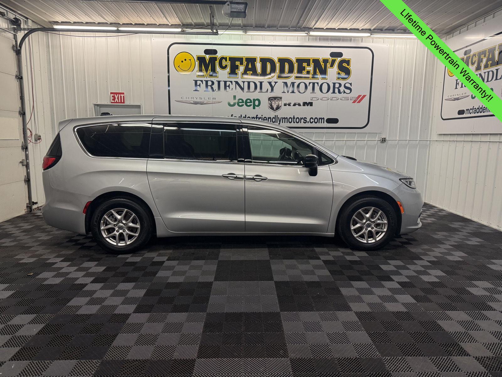 2024 Chrysler Pacifica Touring L's photo