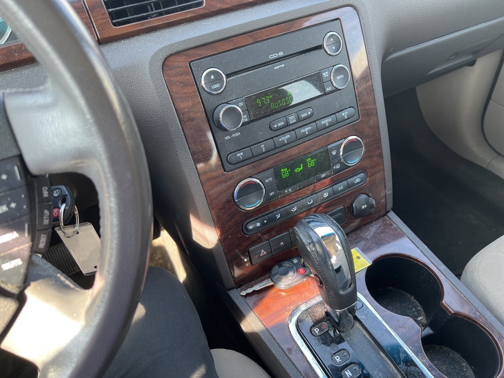 2008 Ford Taurus SEL photo 2