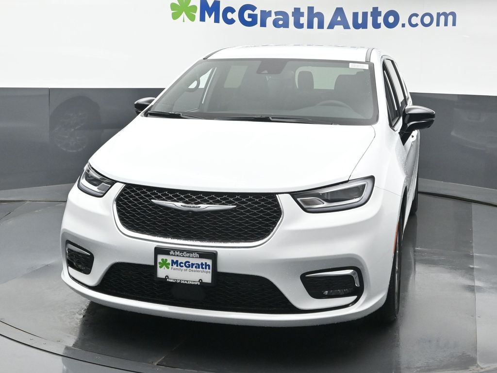 2026 Chrysler Pacifica photo 3