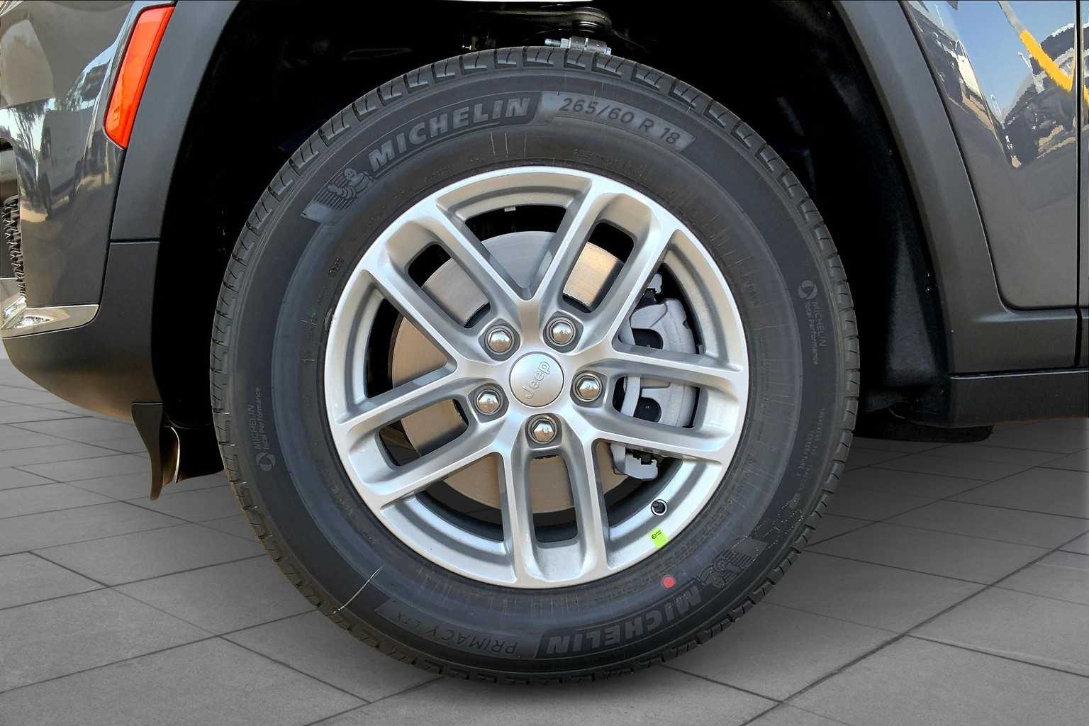 2025 Jeep Grand Cherokee Laredo photo 11