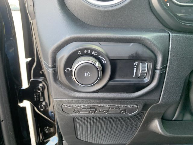 2025 Jeep Wrangler Sahara photo 11
