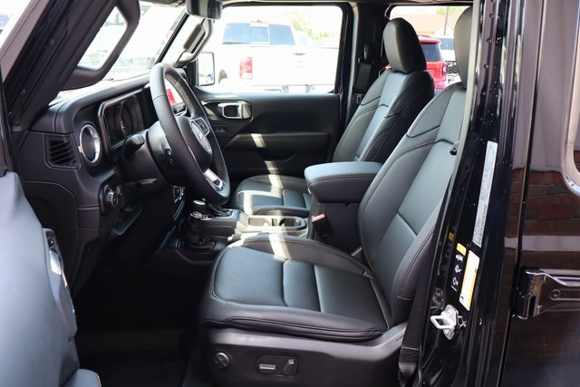 2025 Jeep Wrangler Sahara photo 11
