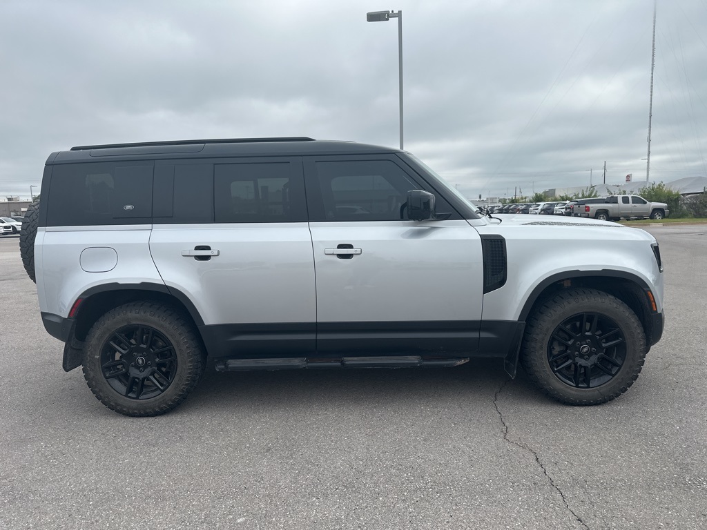 2023 Land Rover Defender 110 S photo 3