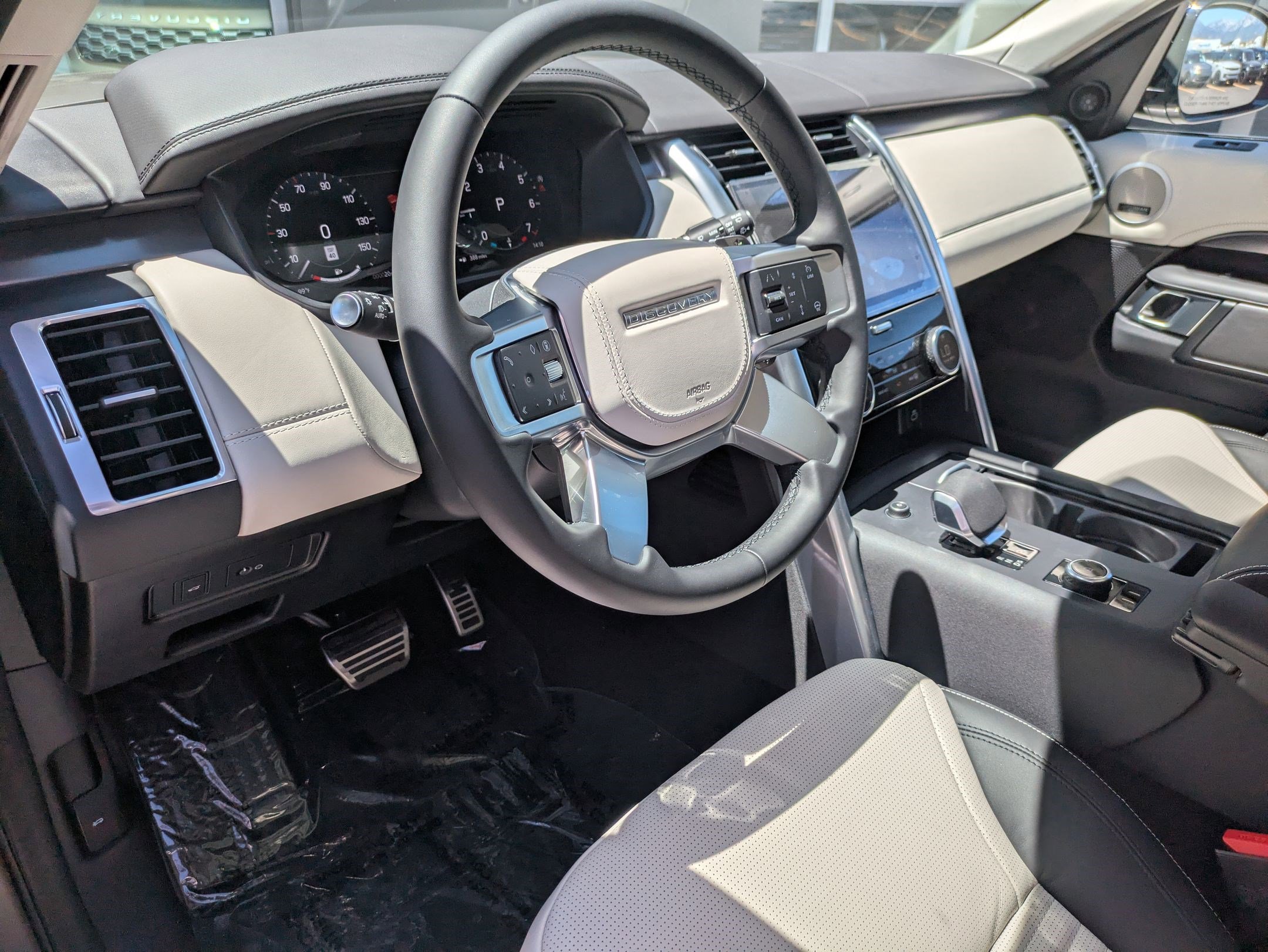2025 Land Rover Discovery Metropolitan Edition photo 10