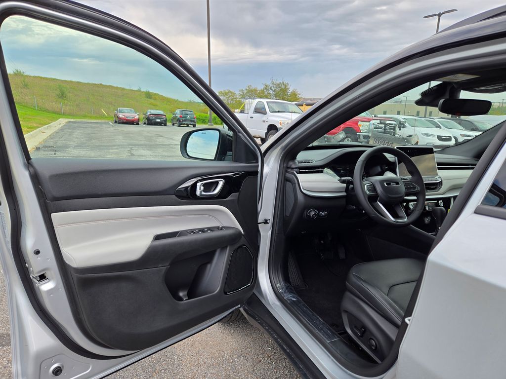 2026 Jeep Compass Limited photo 9