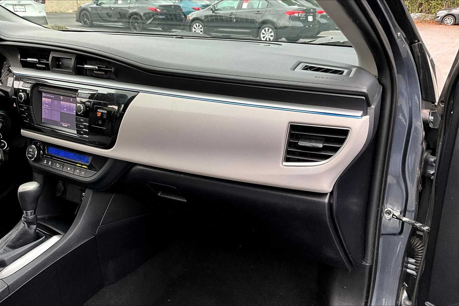 2016 Toyota Corolla LE photo 15