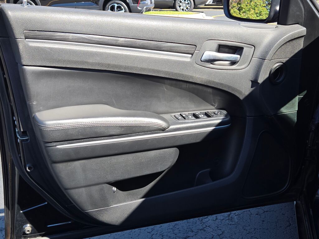 2018 Chrysler 300 Touring photo 14