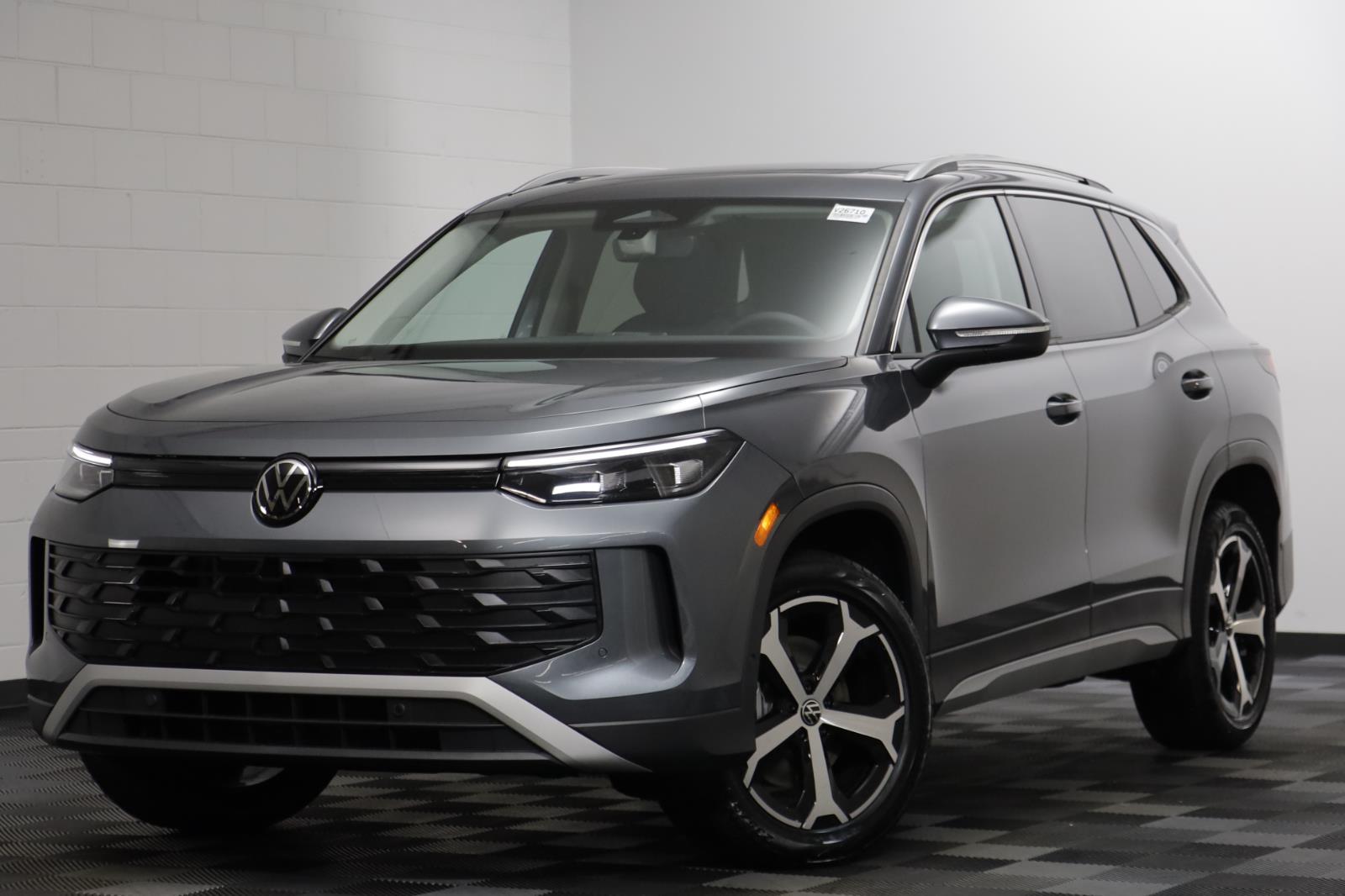 2026 Volkswagen Tiguan SE's photo