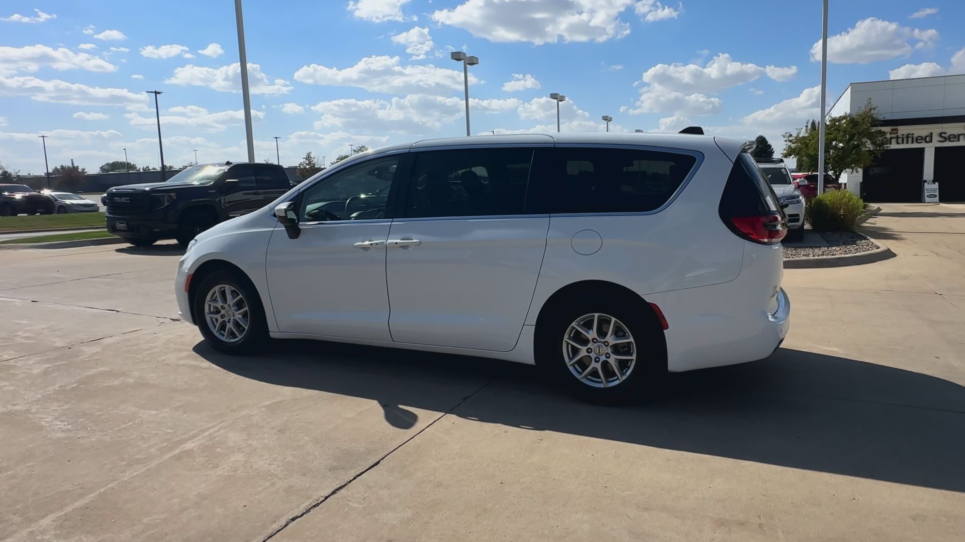 2023 Chrysler Pacifica Touring L photo 6