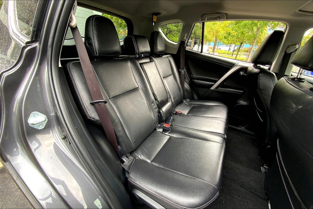 2017 Toyota RAV4 XLE photo 26