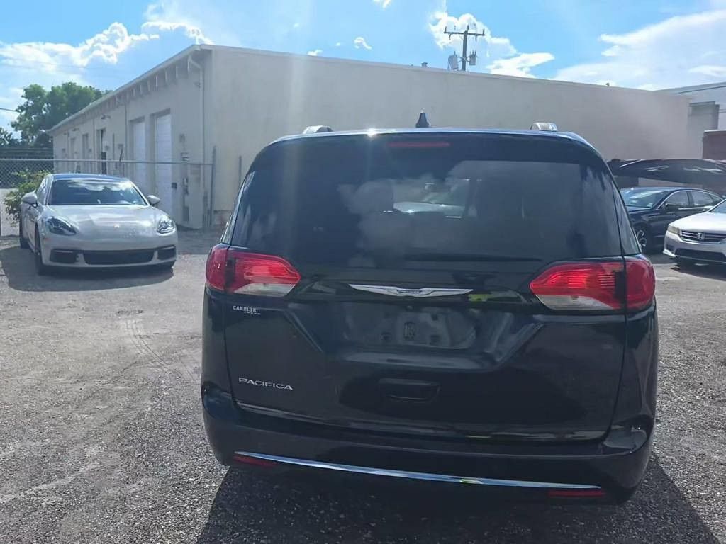 2018 Chrysler Pacifica Touring L photo 2
