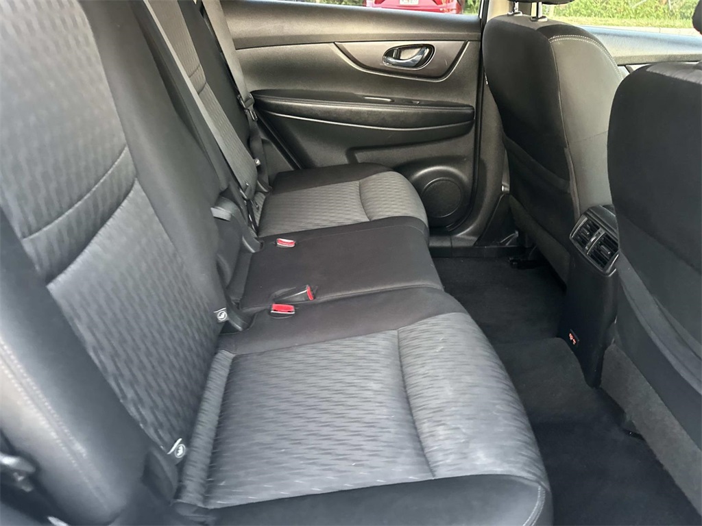2019 Nissan Rogue SV photo 16