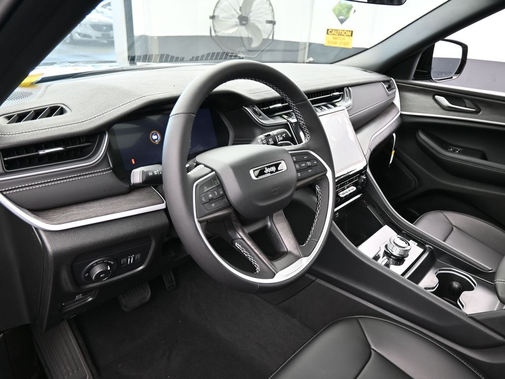2025 Jeep Grand Cherokee Limited photo 4