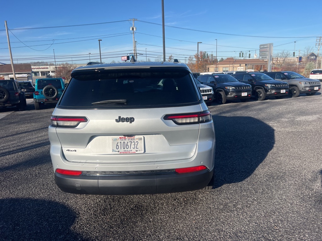 2025 Jeep Grand Cherokee Laredo photo 4