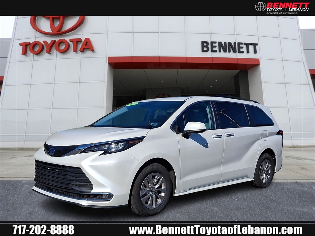 2024 Toyota Sienna XLE's photo