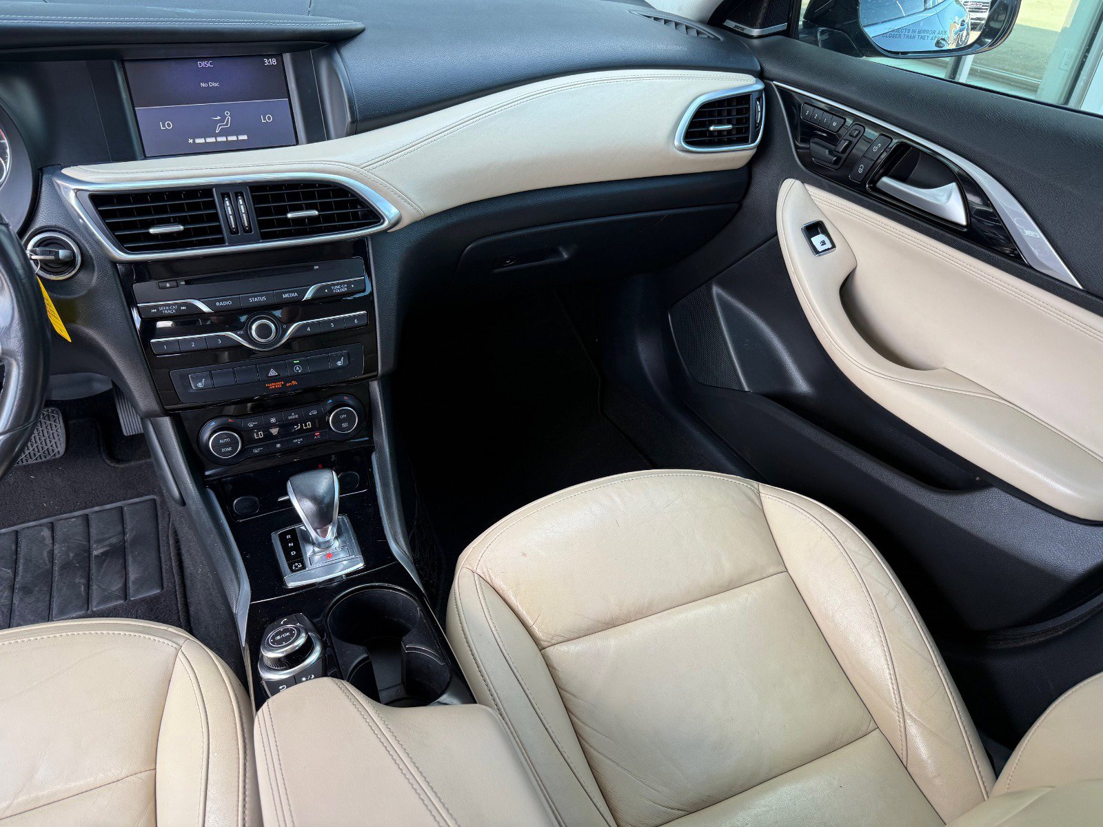 2017 Infiniti QX30 Premium photo 12