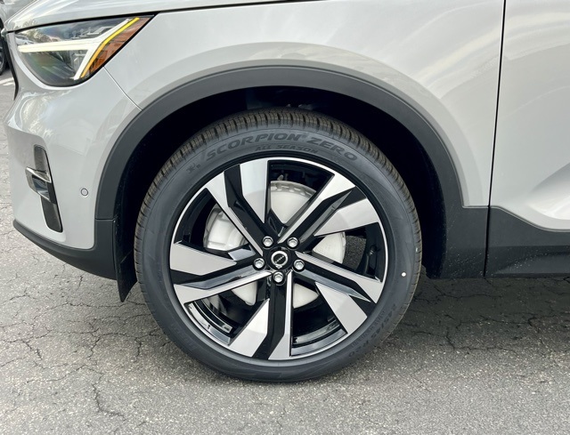 2025 Volvo XC40 photo 9