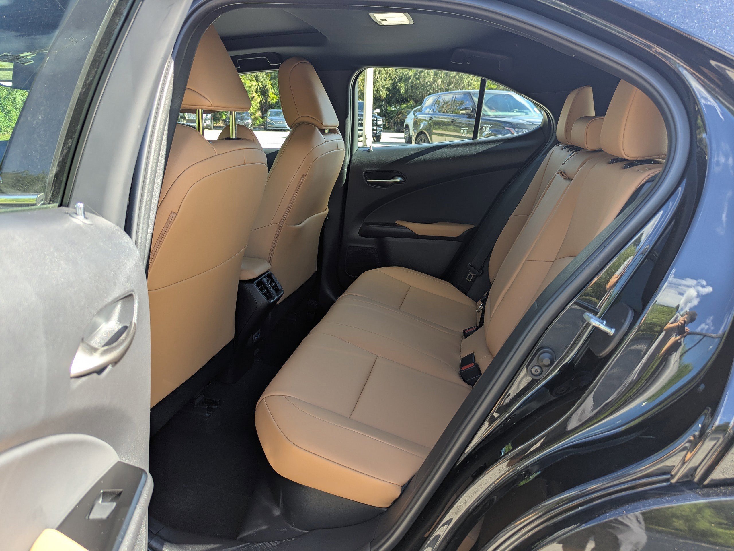 2023 Lexus UX 250h Premium photo 17