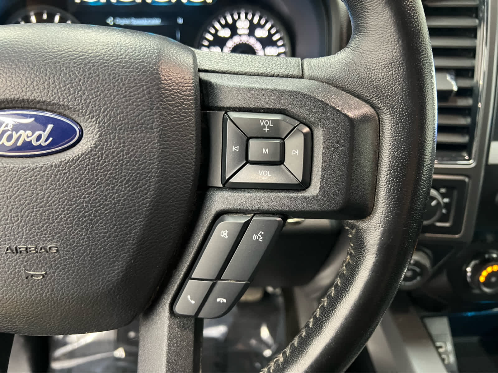 2020 Ford F-150 XLT photo 17