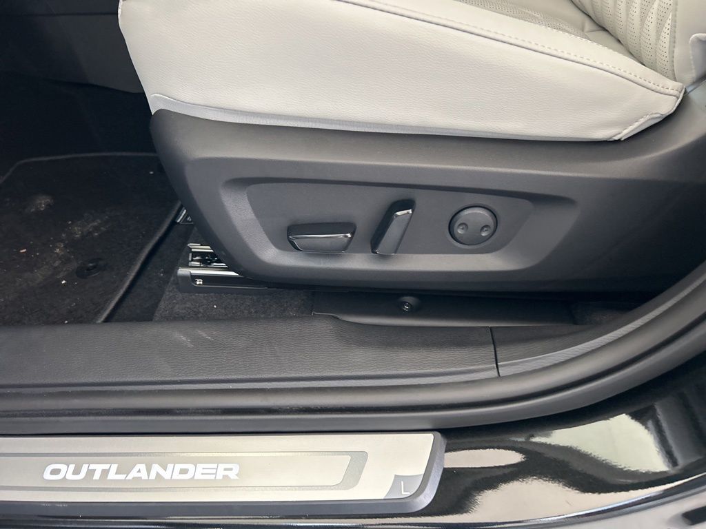 2025 Mitsubishi Outlander Black Edition photo 40