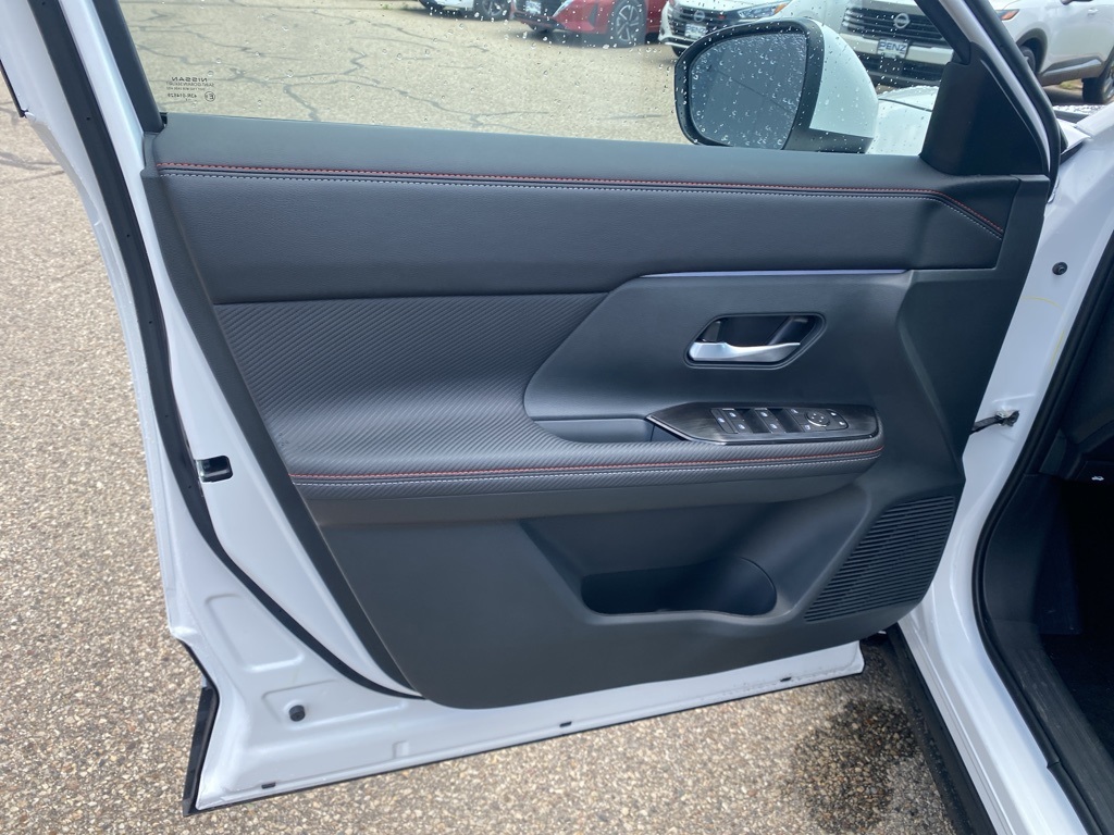 2025 Nissan Kicks SR photo 16