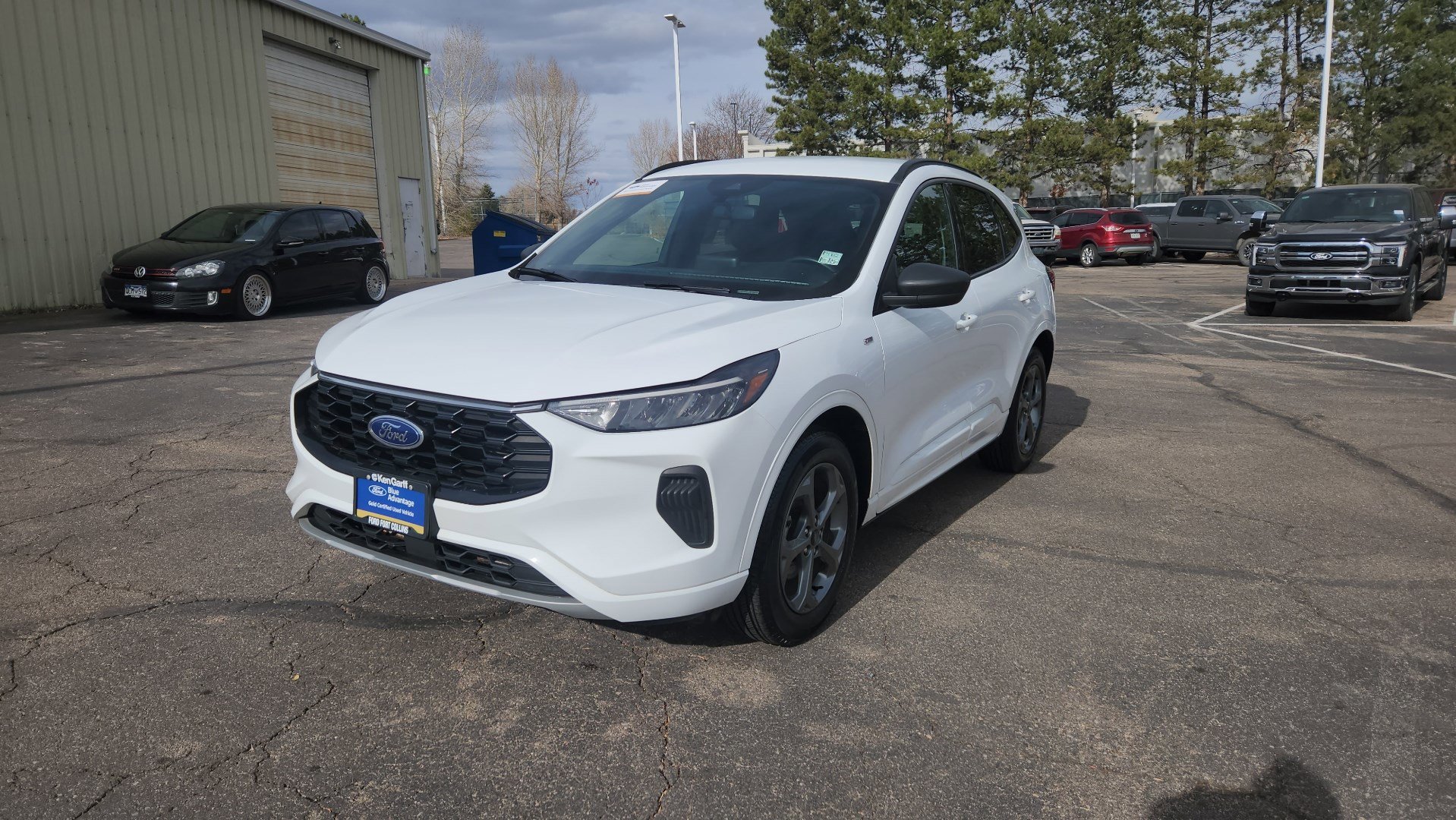 2023 Ford Escape ST-Line photo 2