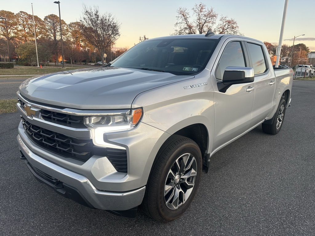 2022 Chevrolet Silverado 1500 LT photo 2