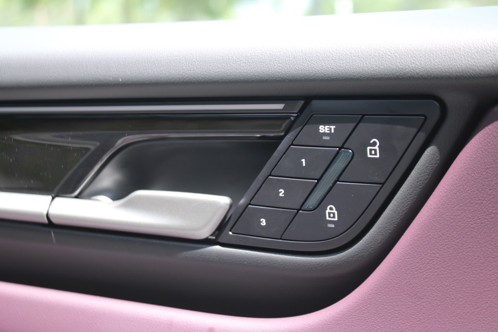 2025 Porsche Macan Electric photo 19