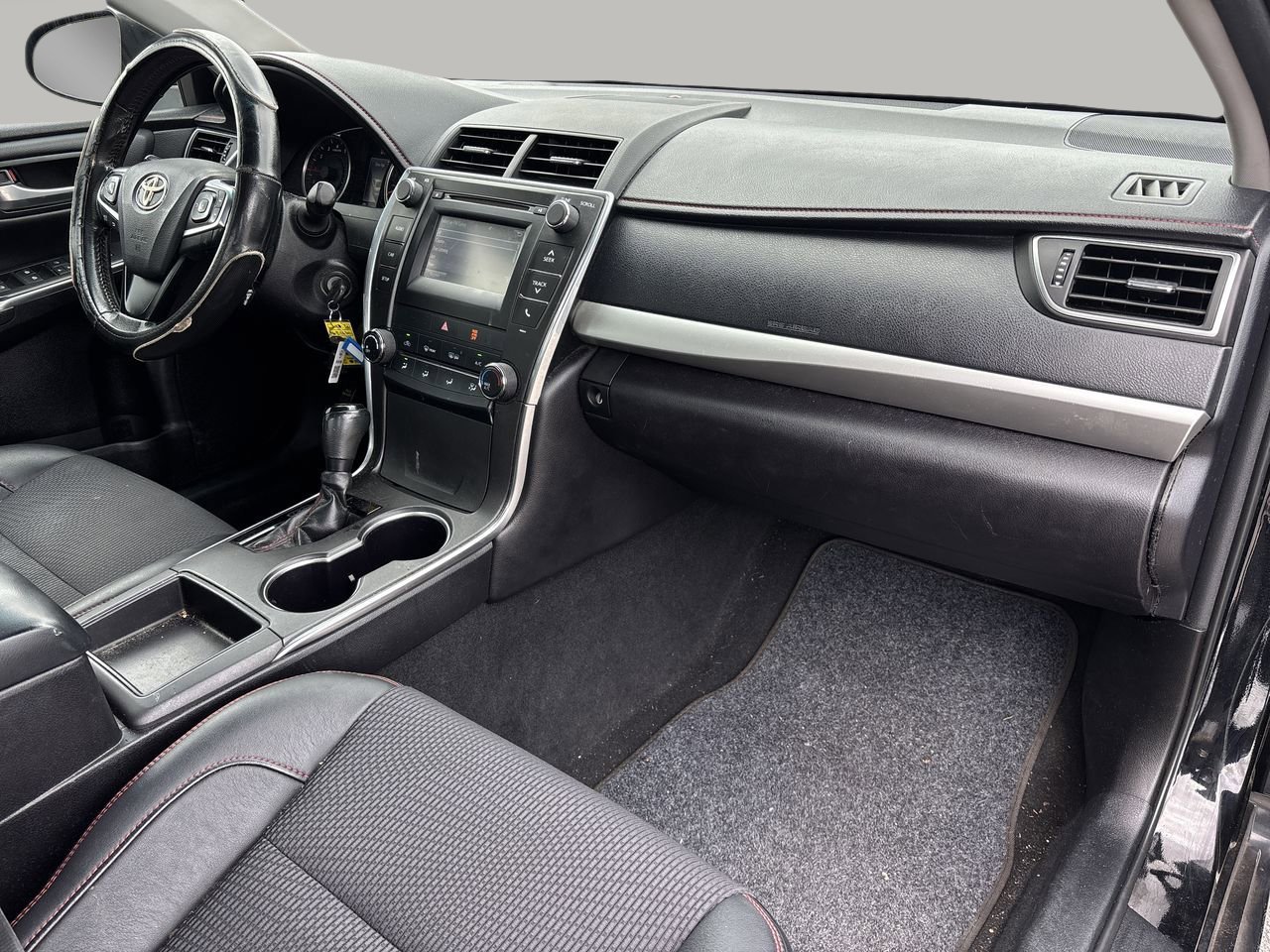2017 Toyota Camry SE photo 6