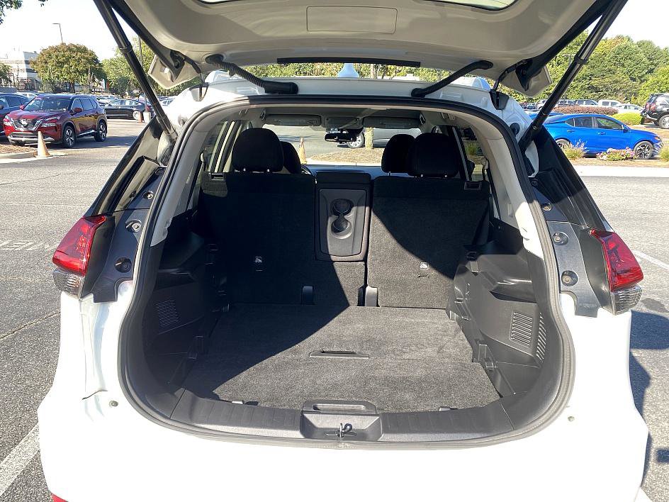 2019 Nissan Rogue SV photo 19