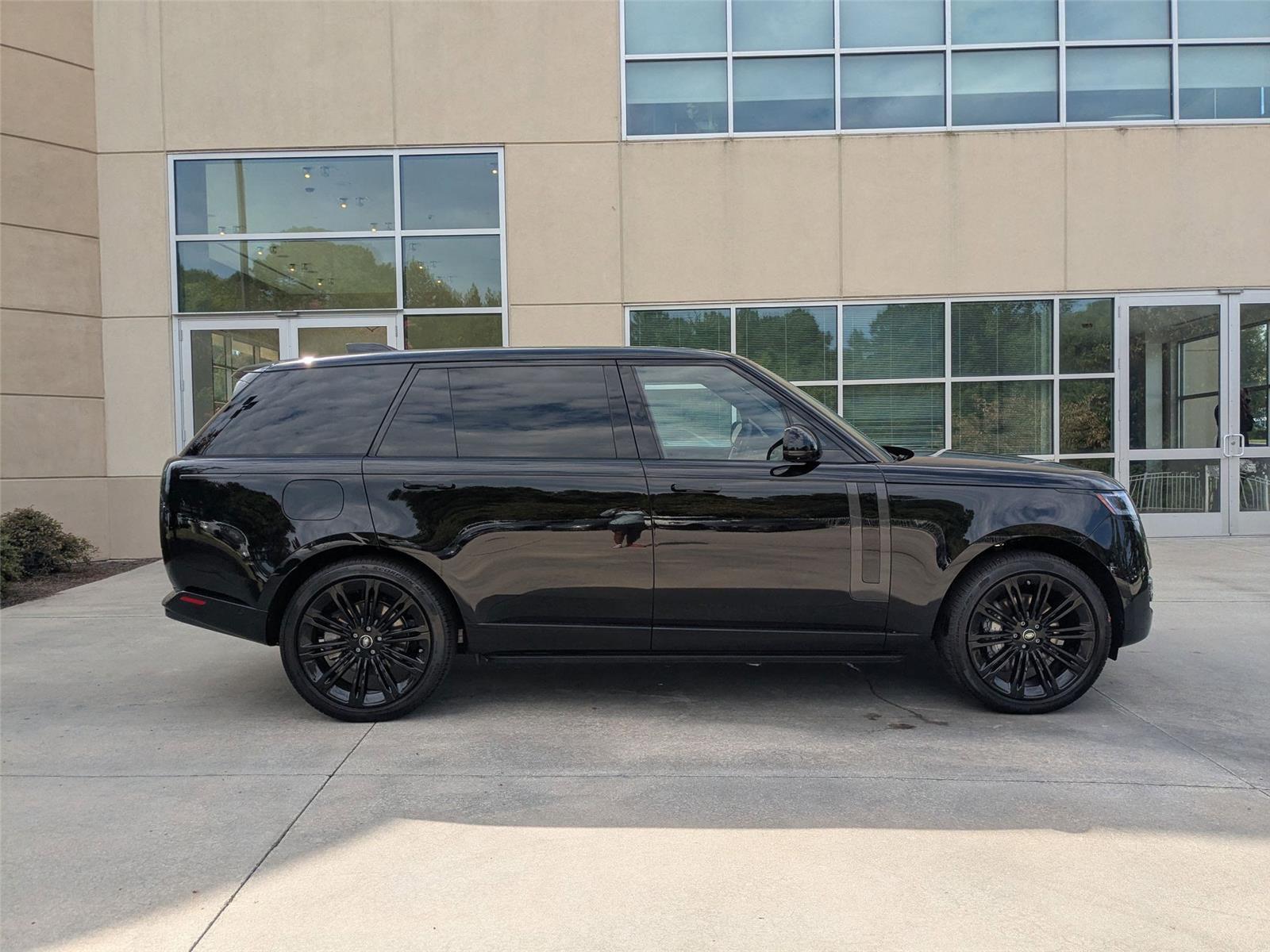 2025 Land Rover Range Rover SE photo 3