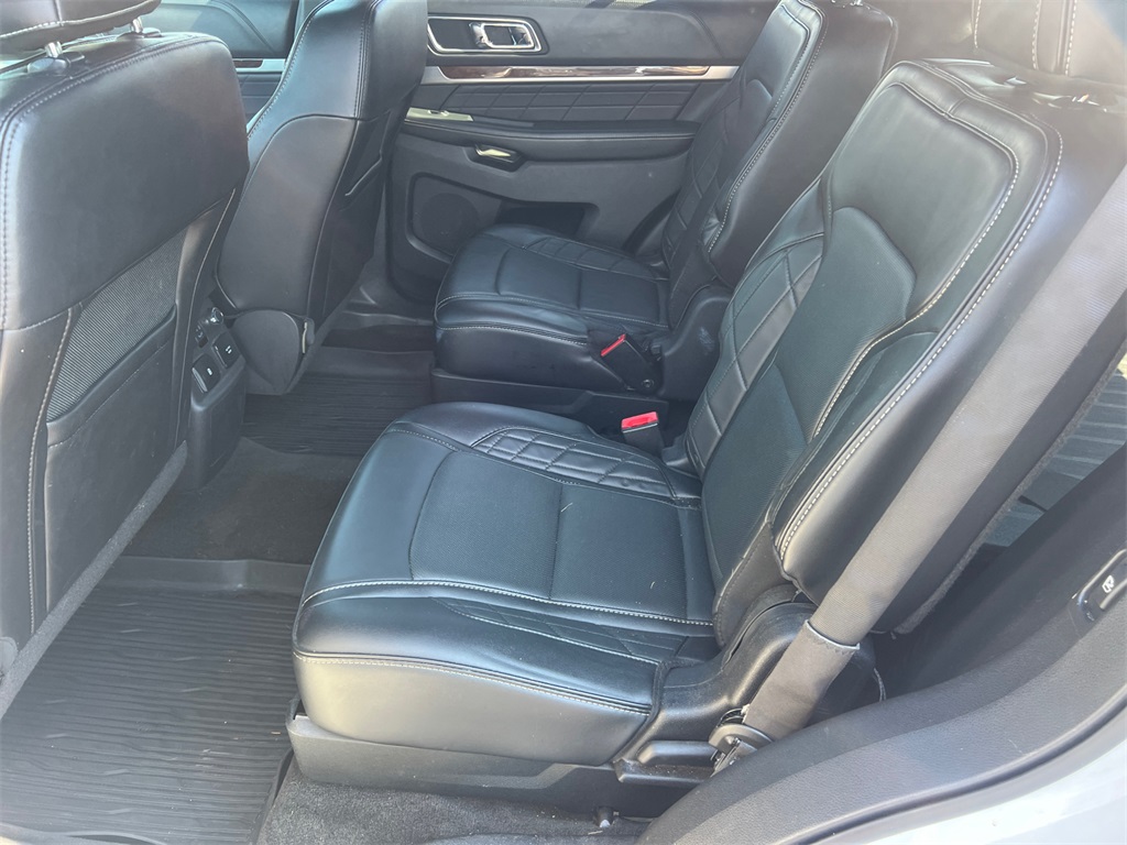 2017 Ford Explorer Platinum photo 18