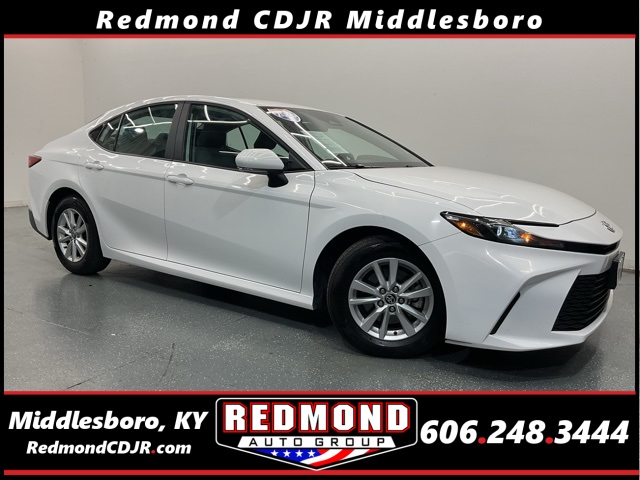 2025 Toyota Camry LE's photo